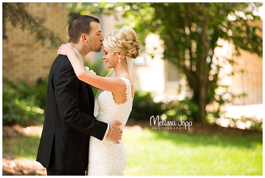bride and groom outdoor pictures victoria mn