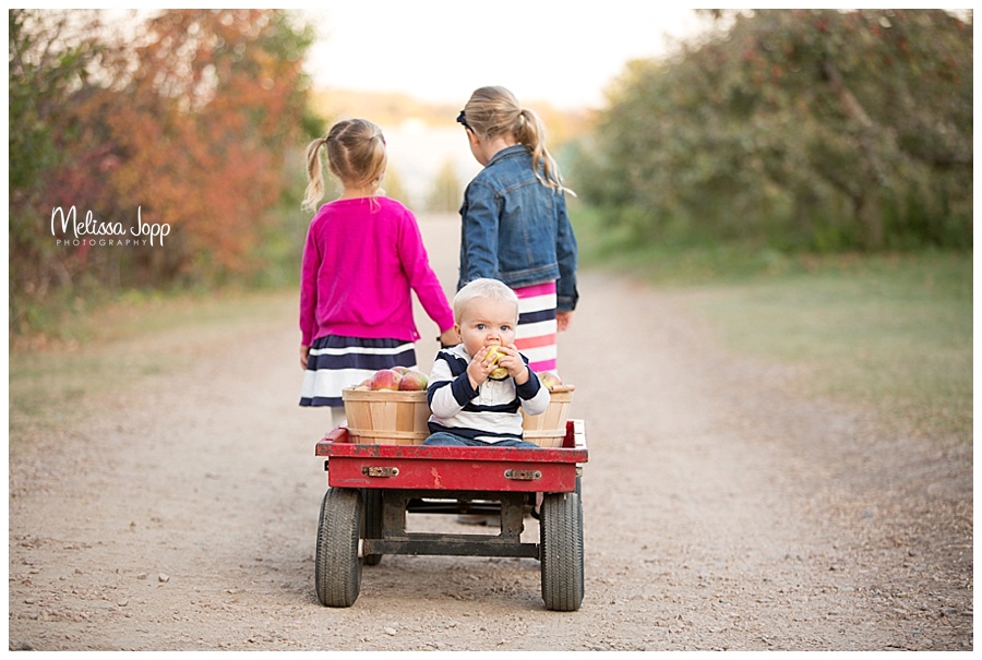 outdoor rustic family pictures minnetonka mn